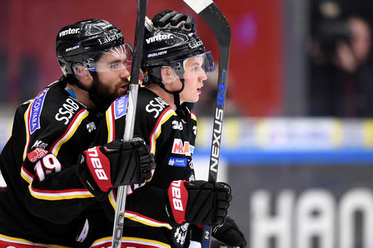Luleås Jacob Lagace och Toni Rajala jublar