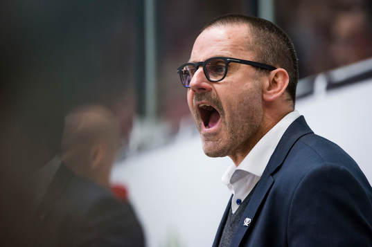 Färjestads tränare Tommy Samuelsson skriker