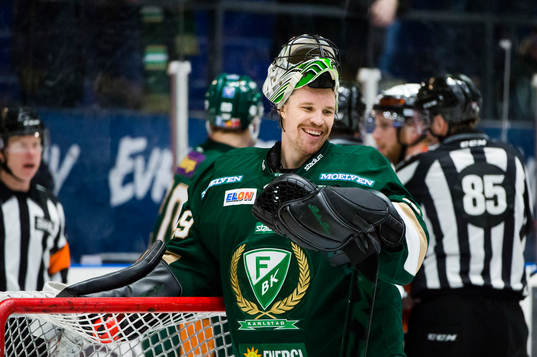 Färjestads målvakt Justin Pogge skrattar när