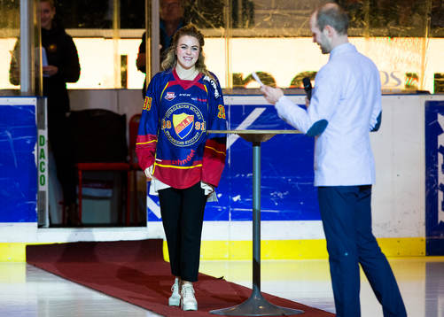Djurgårdens damhockeyspelare Tina Enström signerar ett