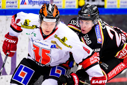 Luleås Peter Cehlarik jagar Örebros Joonas Jalvanti