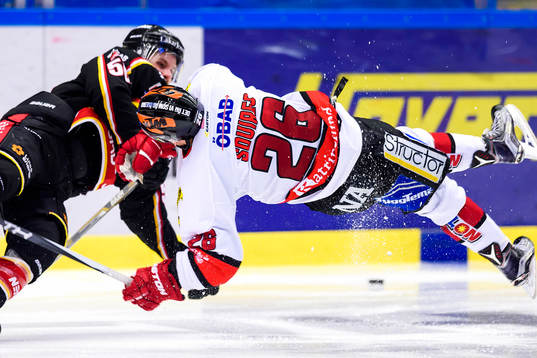 Luleås Jonathan Sigalet tacklar Örebros Greg Squires
