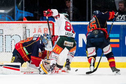 Djurgårdens målvakt Mantas Armalis motar bort en puck