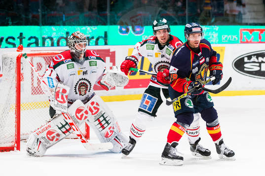 Frölundas Henrik Tömmernes håller koll på Djurgårdens