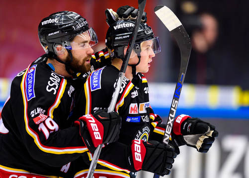 Luleås Jacob Lagacé och Toni Rajala jublar