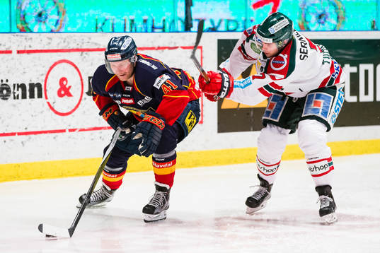 Djurgårdens Patrick Thoresen får ett slag av Frölundas