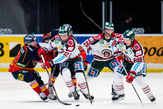 Djurgårdens Linus Hultström försöker stoppa Frölundas