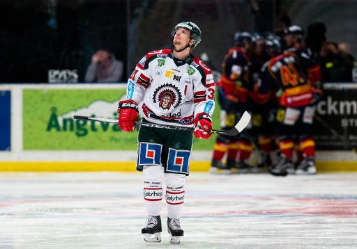 Frölundas Nicklas Lasu tittar på reprisen av Djurgårdens