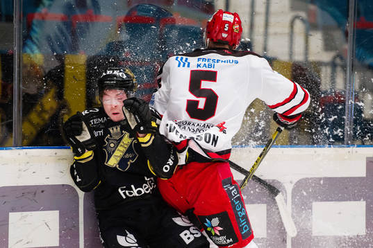 s Jesper Frödén tacklas av Almtunas Per Svensson