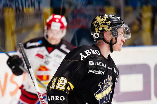 s Fredrik Hynning jublar