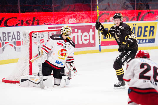 s Nicklas Heinerö jublar och Almtunas målvakt Jonas