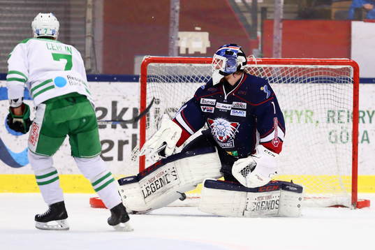 Rögles Patrick Cehlin sätter det avgörande 6-7-mål på