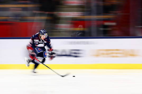 Linköpingspelare framför reklamen för SAAB Arena