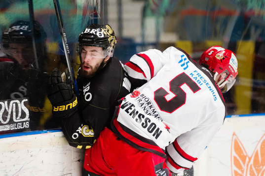 s Markus Lauridsen trycks upp i sargen av Almtunas Per