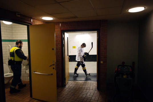 En spelare från AIK kliver av isen innan ishockeymatchen i