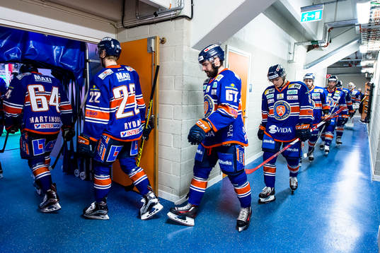 Växjös Linus Fröberg på väg ut till värmning