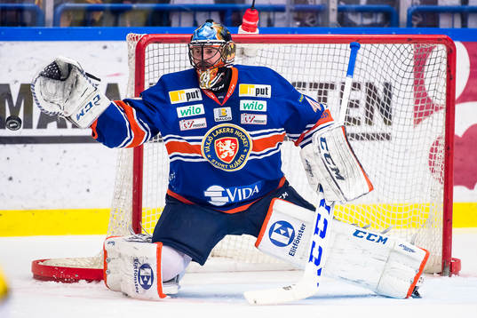 Växjös målvakt Cristopher Nihlstorp sträcker sig