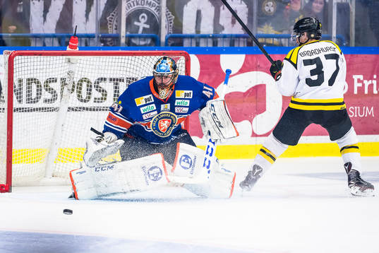 Växjös målvakt Cristopher Nihlstorp räddar ett friläge