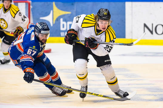 Brynäs Lucas Carlsson jagas av Växjös Linus Fröberg