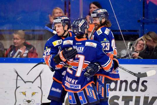 Växjös Sakari Salminen och Ville Leino jublar