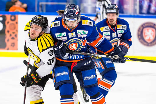 Växjös Ville Leino tacklar Brynäs Sebastian Enterfeldt