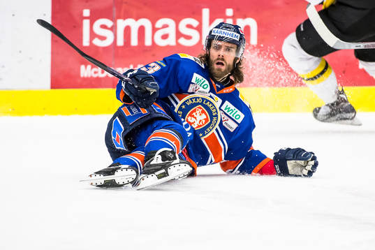 Växjös Ville Leino faller och tittar