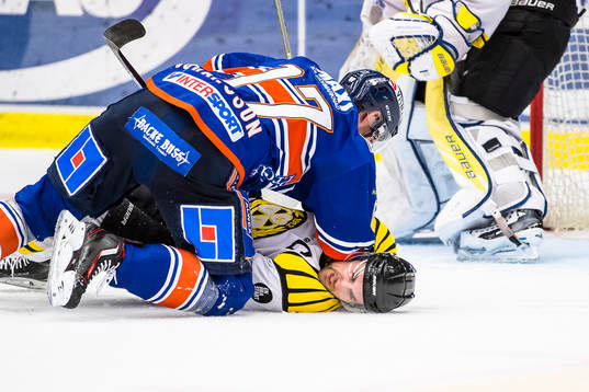 Växjös Alexander Johansson trycker ner Brynäs Lukas
