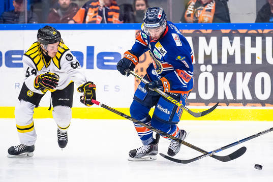Brynäs Jonathan Pudas jagar Växjös Josh Hennessy