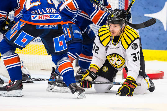 Brynäs Nick Johnson på knä