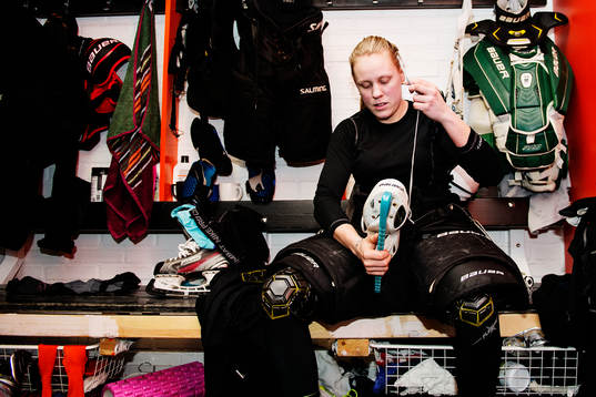 Ellen Wilhelmsson knyter skridskorna i omklädningsrummet