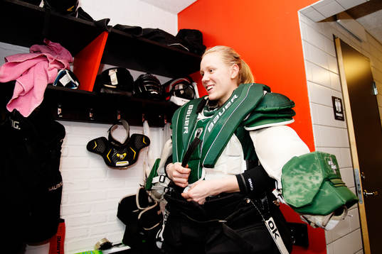 Ellen Wilhelmsson tar på sig målvaktsutrustning