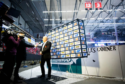 Örebros tränare Kent Johansson blir intervjuad av cmore