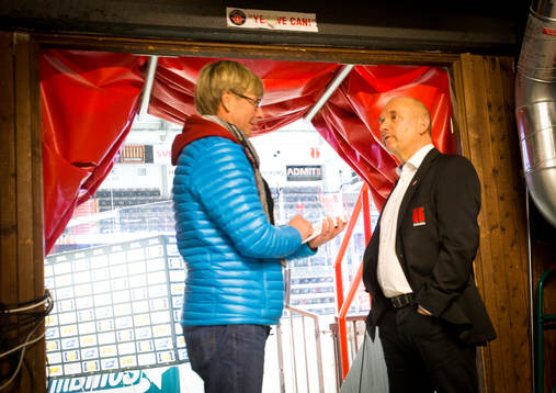 Örebros tränare Kent Johansson blir intervjuad av Mats