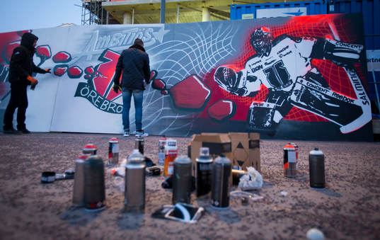 Graffitimålning utanför Behrn Arena föreställande