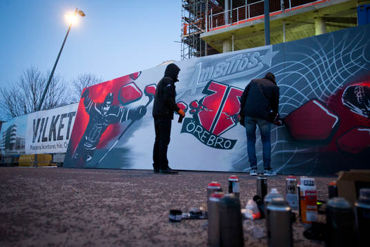 Graffitimålning utanför Behrn Arena föreställande