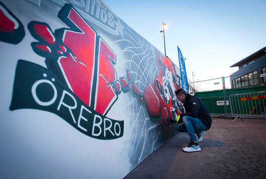 Graffitimålning utanför Behrn Arena föreställande