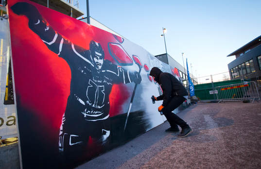 Graffitimålning utanför Behrn Arena föreställande