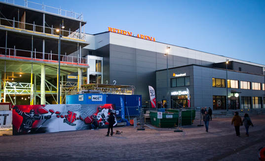 Graffitimålning utanför Behrn Arena föreställande