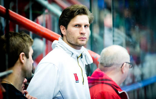 Örebros Johan Adolfsson ser matchen från läktaren