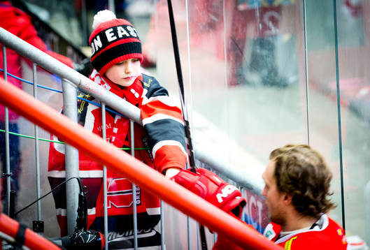 Örebrofans hälsar på Örebros Marcus Weinstock