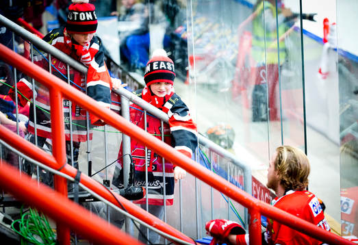 Örebrofans hälsar på Örebros Marcus Weinstock