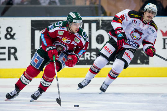 Frölundas Henrik Tömmernes före Malmö Redhawks Peter