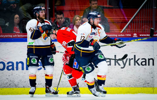 Djurgårdens Linus Hultström trycker ner Örebros Anders
