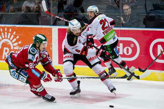 Frölundas Andreas Johnson mot Malmö Redhawks Stefan Warg