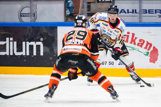 Karlskronas Alexander Viklund försöker täcka ett skott