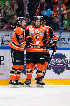 Karlskronas Jesper Olofsson har gjort 1-0 och jublar