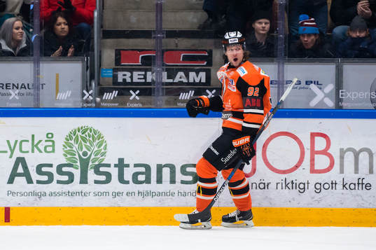 Karlskronas Jesper Olofsson har gjort 1-0 och jublar