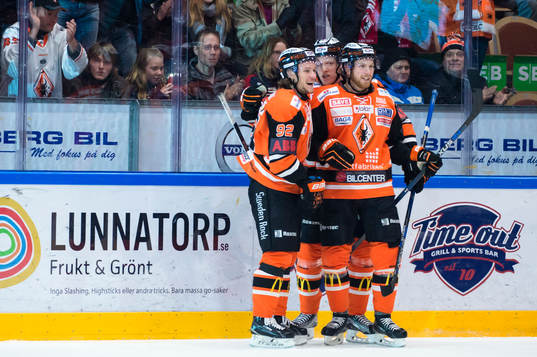Karlskronas Jesper Olofsson har gjort 1-0 och jublar
