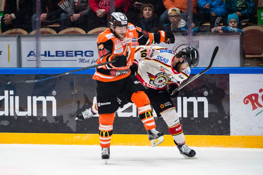 Karlskronas Jimmy Andersson tacklas med Luleås Jacob Lagace