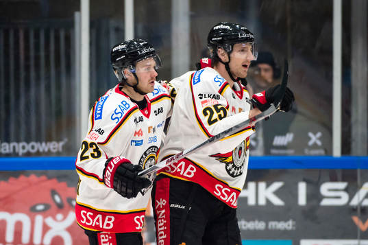 Luleås Anton Hedman har gjort 1-1 och jublar